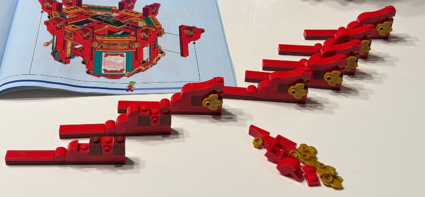 trotting lanten lego set red and gold repetitive parts