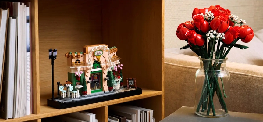 LEGO 10362 French Cafe with red roses on shelf