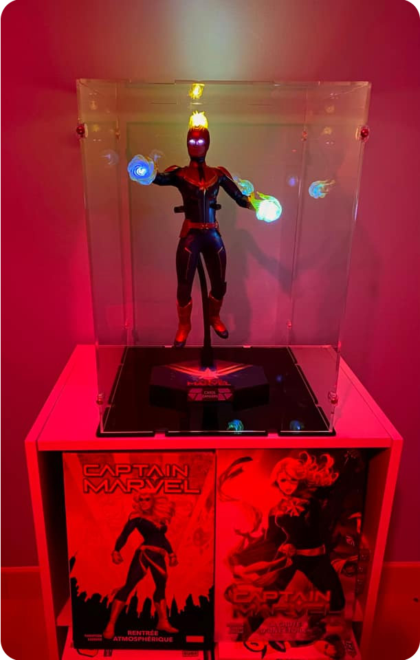 Captain Marvel In Hot Toys 1/6 Scale Display Case