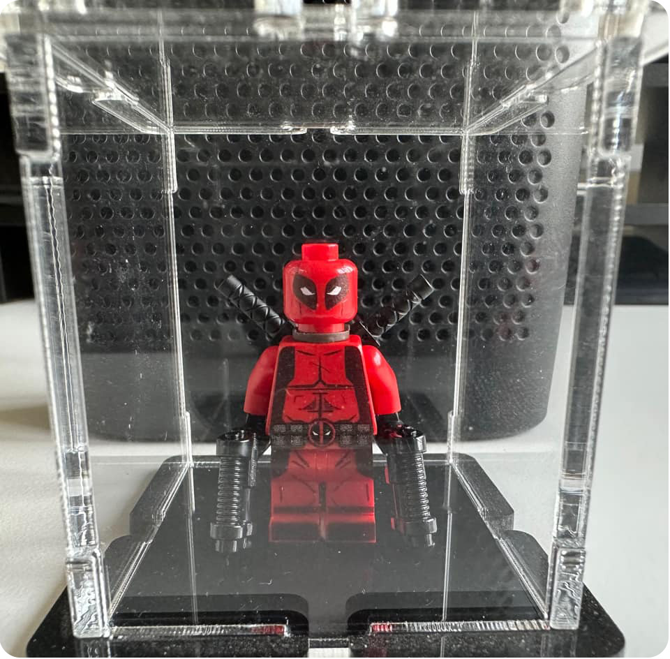 Single Minifigure Display Case with Deadpool